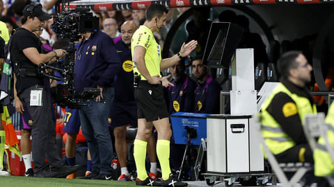  Barca đang đối mặt với một ‘thế lực hắc ám’